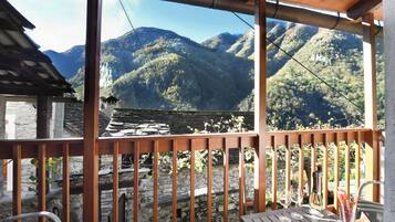 Chalet Keluarga, beberapa kamar, tepi gunung (Casa Carla 1) | Tempat makan outdoor