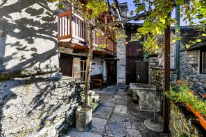 Khuôn viên nơi lưu trú