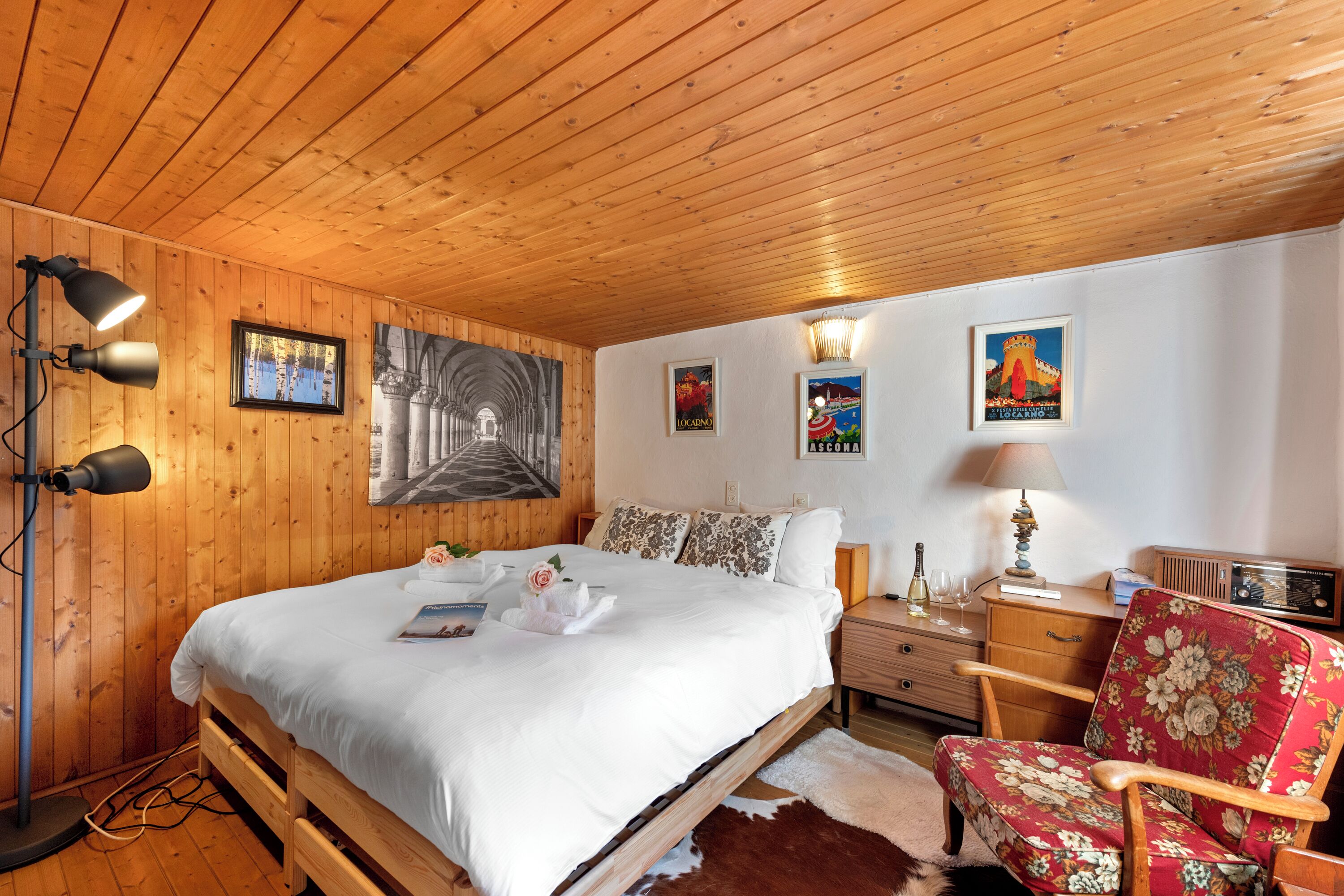 1 bedroom, bed sheets