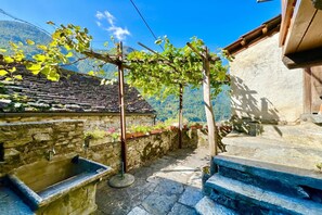 Family Chalet, Multiple Bedrooms, Mountainside (Casa Carla 2) | Property grounds - Casa Carla Chalets (Sonogno)
