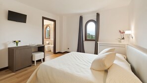 11 bedrooms, iron/ironing board, free WiFi, bed sheets