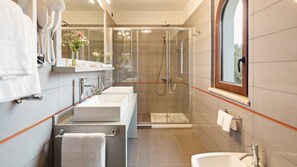 Regadera, secadora de cabello, bidet, toallas 