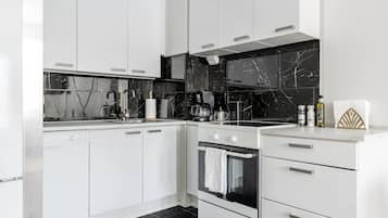 Jääkaappi, mikroaaltouuni, uuni, leivänpaahdin