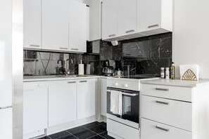 Geladeira, micro-ondas, fogão, torradeira