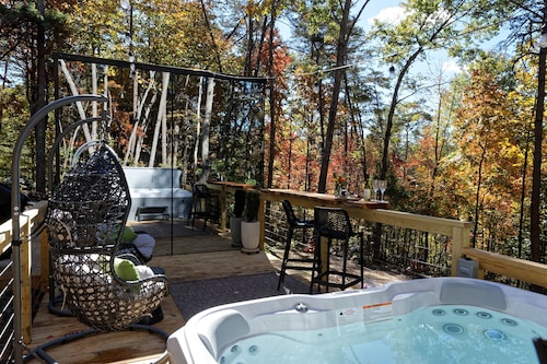 Luxury Mirror House - HOT TUB! Private 1-way glass, forest, Mirror House: Off-Grid Luxury, Hot tub,