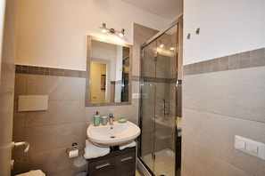 Douche, sèche-cheveux, bidet, serviettes fournies