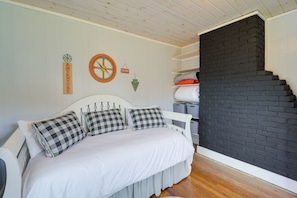 3 bedrooms, desk, iron/ironing board, WiFi - Idyllic Home on 26-Acre Farm in Blue Ridge Mtn (Roan Mountain)