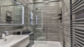 Rumah | Kamar mandi | Shower dan handuk