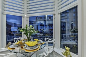 Dining - 1 Bed Flat - Sleeps 2 - Pets - Parking - Wifi (Scarborough)
