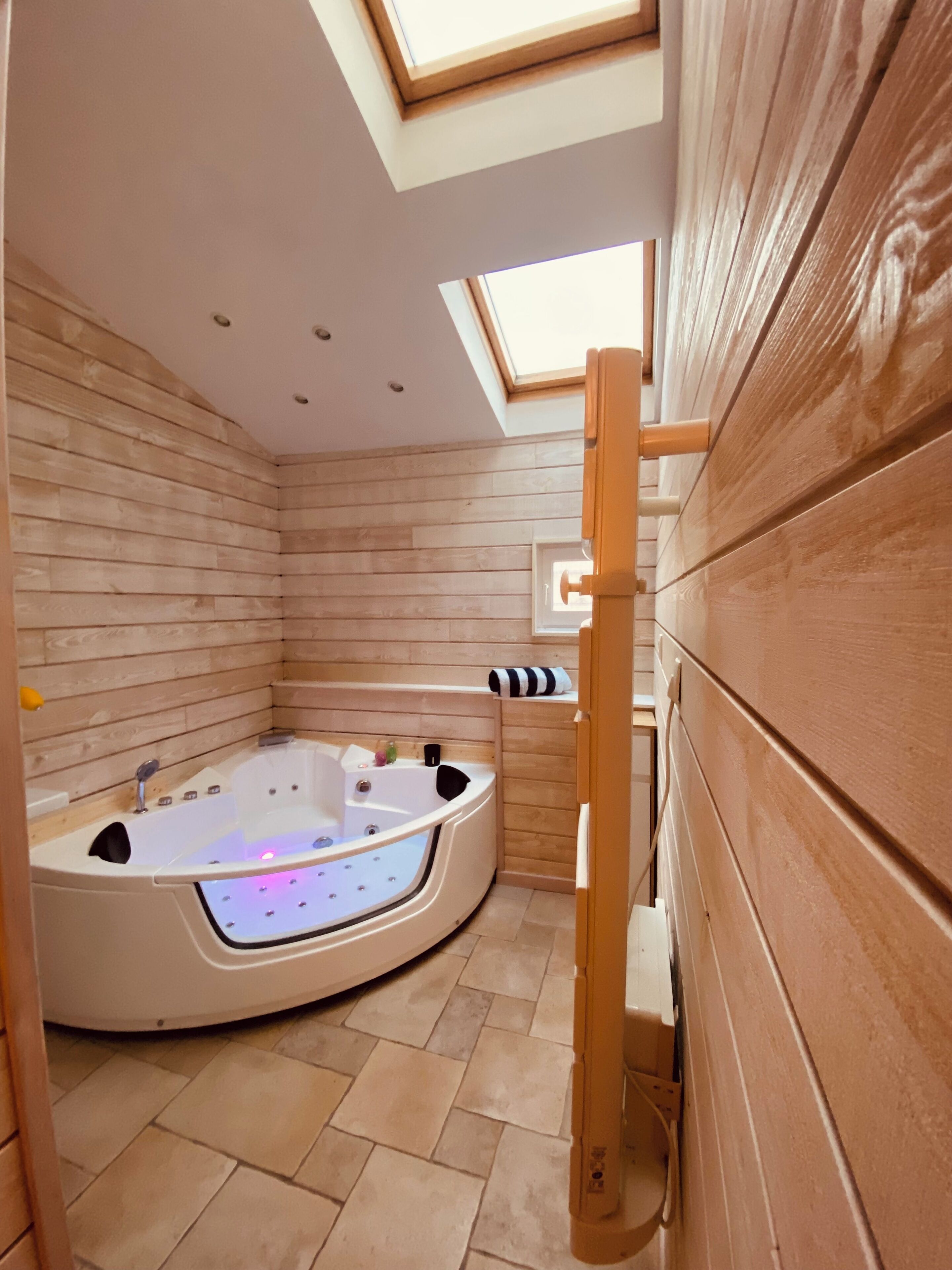 Banheira de hidromassagem, secador de cabelo, sabonete, shampoo