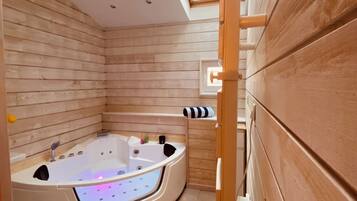 Banheira de hidromassagem, secador de cabelo, sabonete, shampoo