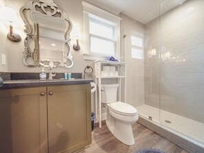 Hair dryer, towels - Hidden Gem Carriage House—Stylish & Walkable CLT Stay! (Charlotte)