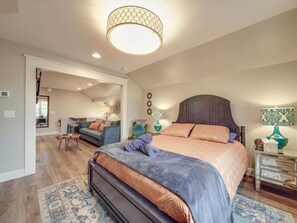 1 bedroom, iron/ironing board, free WiFi, bed sheets - Hidden Gem Carriage House—Stylish & Walkable CLT Stay! (Charlotte)
