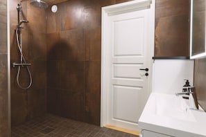 Haartrockner, HandtĂŒcher, Seife, Toilettenpapier