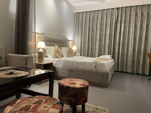 1 bedroom, WiFi, bed sheets - Panaromic view at 42nd floor (Noida)