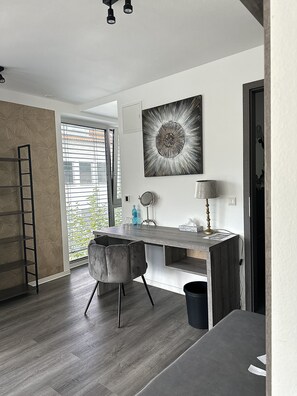 高级四人房 | 起居区 | 电视