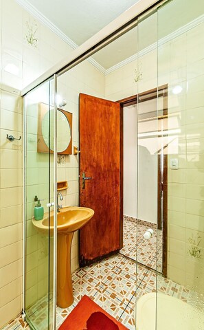 Basic-Apartment | Badezimmer | Toilettenpapier