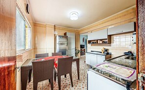 Departamento básico | Cocina privada | Refrigerador con congelador, tostadora y licuadora 
