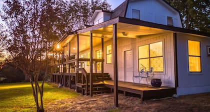 Tranquil Lakefront Retreat with Boat Dock - Richland Chambers Lake