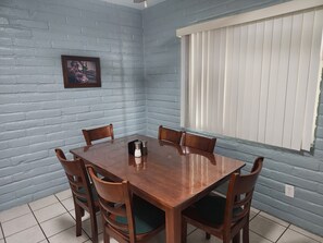 Dining - Centrally located 2 bedroom with many amenities close to shops and restaurants. (Tucson)