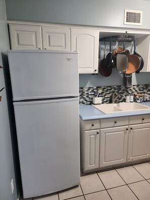 Fridge, microwave, oven, stovetop - Centrally located 2 bedroom with many amenities close to shops and restaurants. (Tucson)