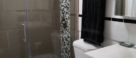 Douche, sĂšche-cheveux, serviettes fournies, savon