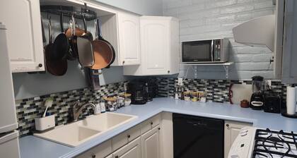 Centrally located 2 bedroom with many amenities close to shops and restaurants.