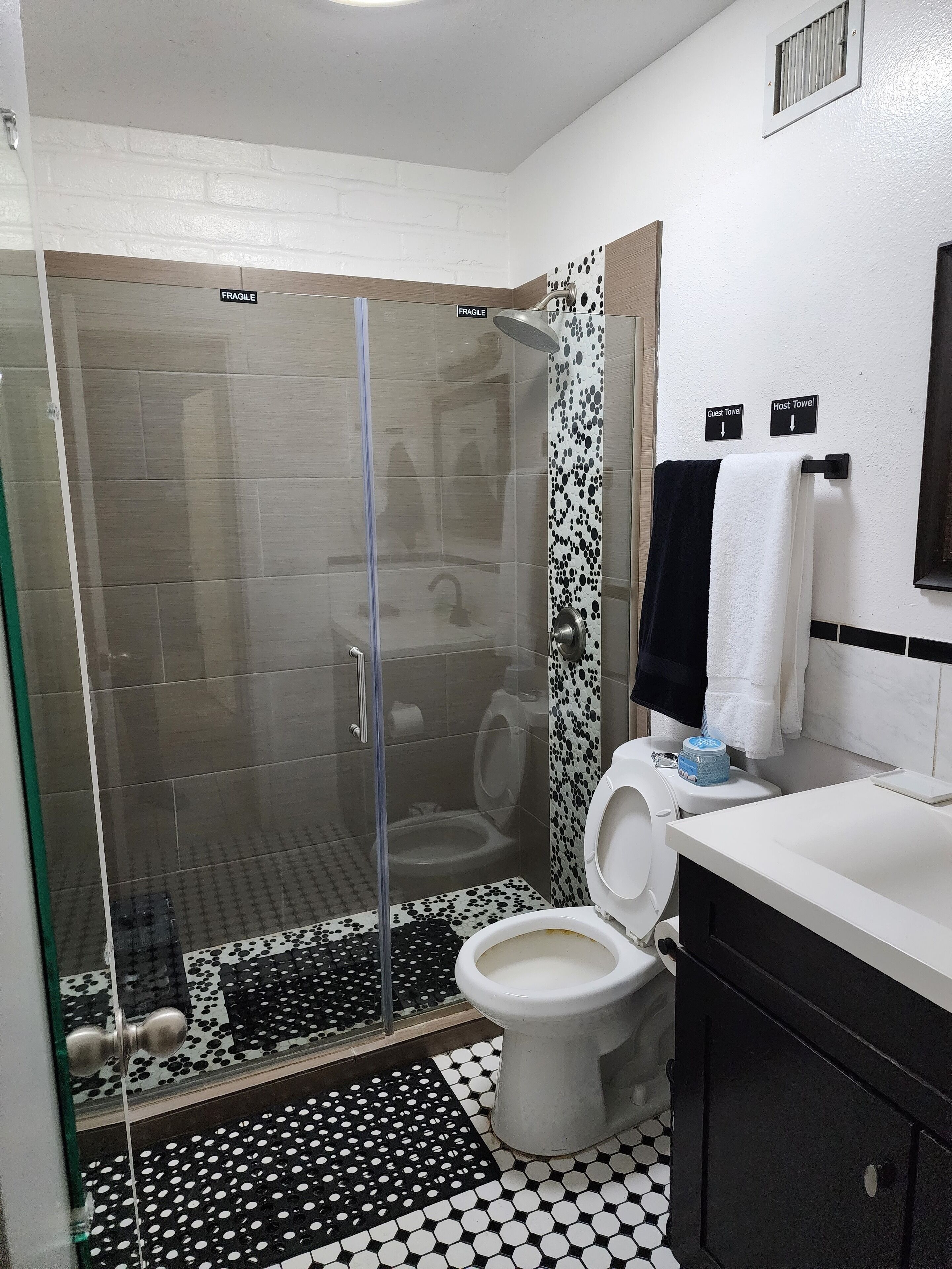Dusche, Haartrockner, Handtücher, Seife