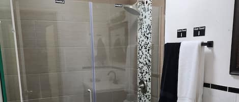 Dusche, Haartrockner, Handtücher, Seife
