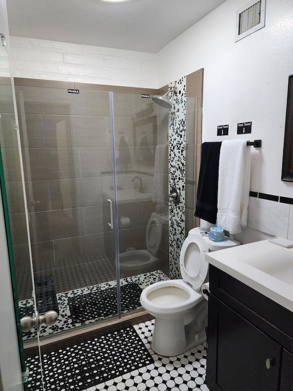 Douche, sèche-cheveux, serviettes fournies, savon