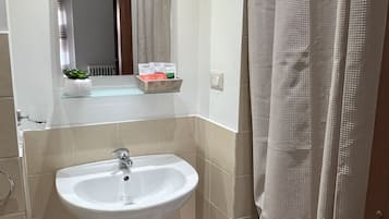 Doccia, asciugacapelli, asciugamani, sapone