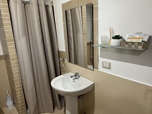 Douche, sĂšche-cheveux, serviettes fournies, savon