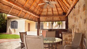 Casa estándar | Área de sala de estar | Smart TV de 50 pulgadas con canales digitales