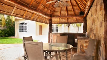 Casa estándar | Área de sala de estar | Smart TV de 50 pulgadas con canales digitales