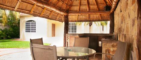 Casa estándar | Área de sala de estar | Smart TV de 50 pulgadas con canales digitales