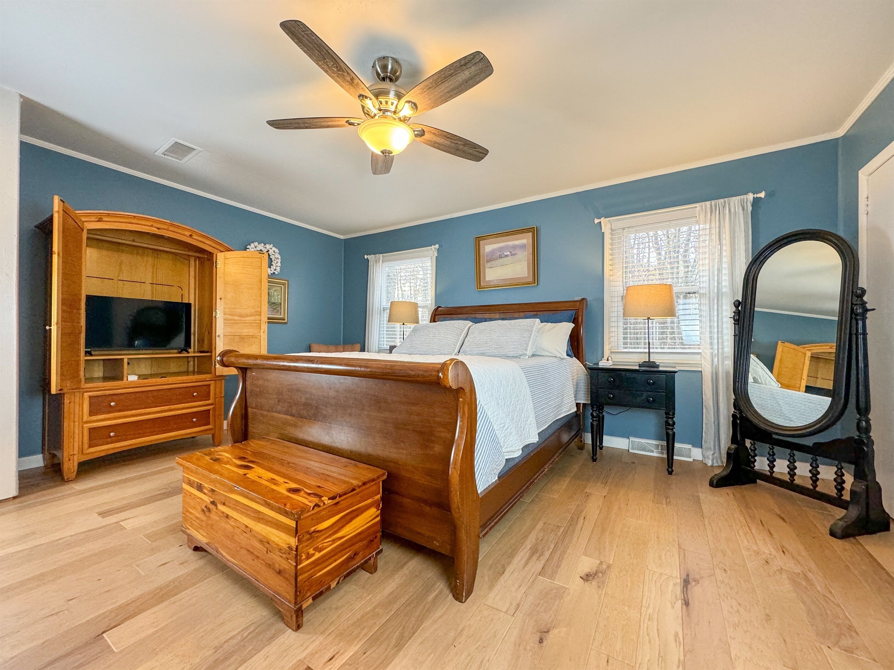 4 habitaciones, escritorio, tabla de planchar con plancha y wifi gratis 