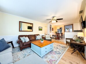 TV connectée, livres, espaces bureaux