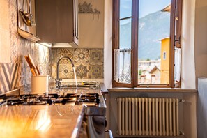 Fridge, microwave, oven, stovetop - Cozy and artistic apartment in 500-year-old building in Ala. (Ala)
