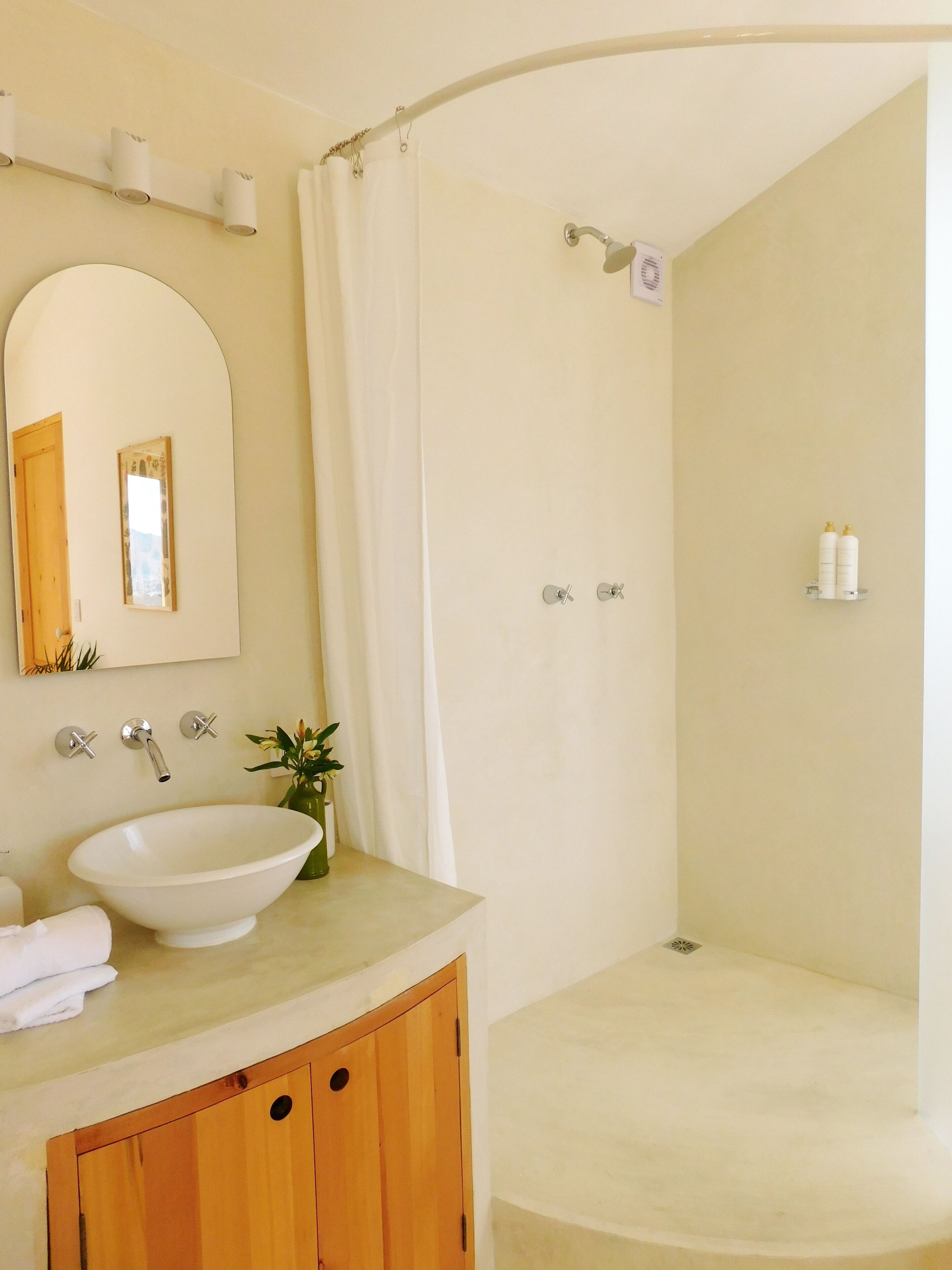 Douche, sèche-cheveux, serviettes fournies, savon
