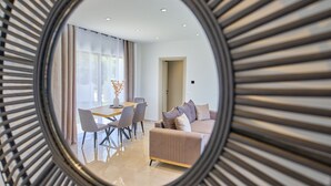 Un salon moderne comprenant un coin repas, un canapé et une table basse.