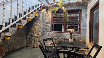 สนามรอบบริเวณ