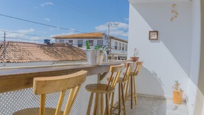 28-inch flat-screen TV with satellite channels, TV, Netflix