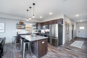 Kühlschrank, Mikrowelle, Ofen, Herdplatte