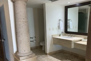 Een douche, een bubbelbad, een haardroger, handdoeken