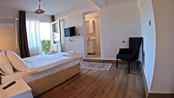 Kamar Comfort, 1 Tempat Tidur Double, Bebas Asap Rokok, pemandangan kolam renang | Meja kerja, ruang kerja ramah laptop, dan Wi-Fi gratis
