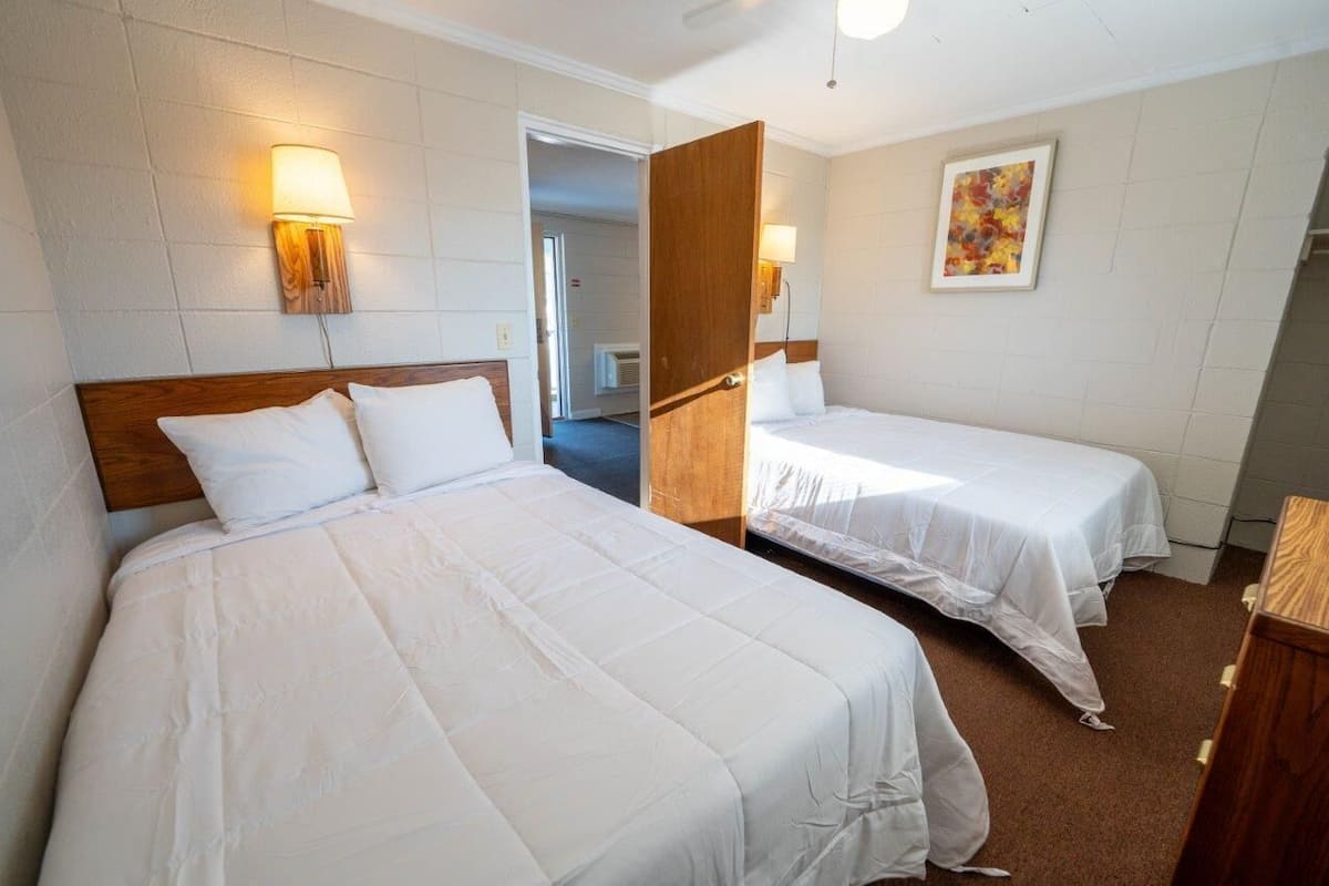 Pier Front 2 Bedroom Suite Double Sleeps 8 | 2 bedrooms, bed sheets