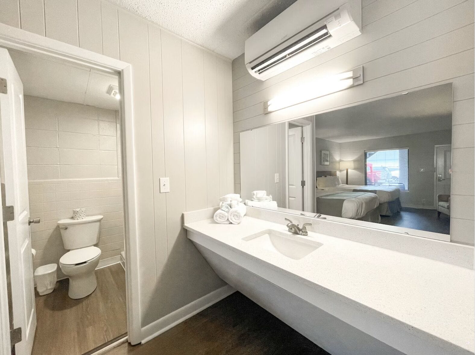 Waterfront Annex Standard King | Bathroom