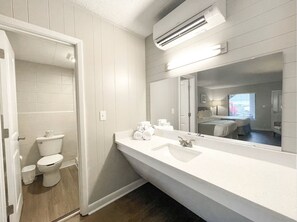 Waterfront Annex Standard King | Bathroom