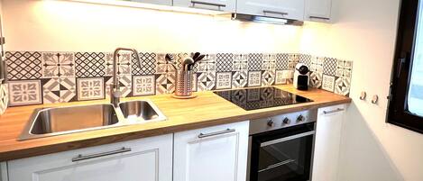 Frigorífico, microondas, horno y placa de cocina