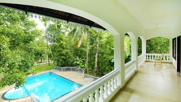 Luxury Room | Balcony